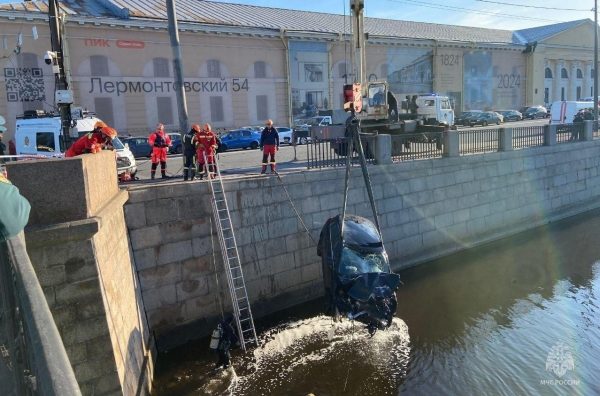 В Санкт-Петербурге легковой автомобиль упал в Обводный канал